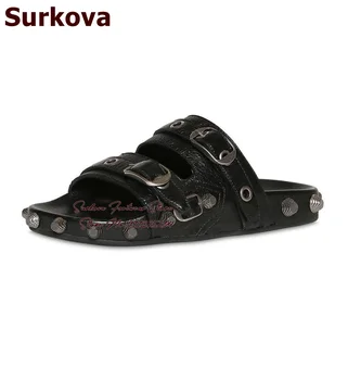 Surkova erkek Siyah Deri Çivili düz terlik Toka Kayış Metal Dekore Rahat Sandalet Açık Platform tasarım ayakkabı